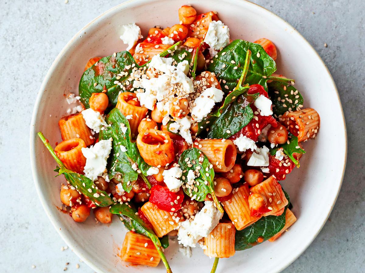 Nudelsalat mit Tomatendressing und Feta Rezept