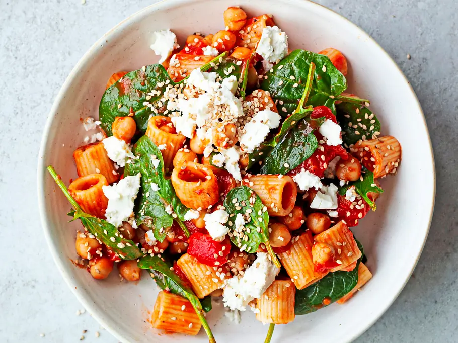 Nudelsalat mit Tomatendressing und Feta Rezept