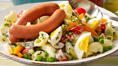 Nudelsalat mit Würstchen Rezept - Foto: LECKER @ Bauer Media Group