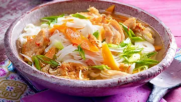 Nudelsuppe mit gebratenem Hähnchen Rezept - Foto: LECKER @ Bauer Media Group Nudelsuppe mit gebratenem Hähnchen Rezept - Foto: LECKER @ Bauer Media Group