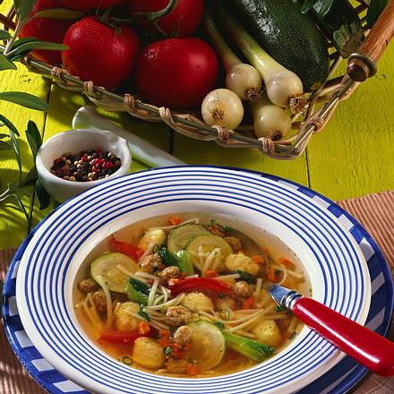 Nudelsuppe mit Klößchen und Gemüse Rezept Nudelsuppe mit Klößchen und Gemüse Rezept