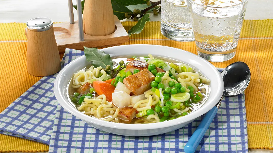 Nudelsuppe mit Putenfleisch Rezept - Foto: LECKER @ Bauer Media Group Nudelsuppe mit Putenfleisch Rezept - Foto: LECKER @ Bauer Media Group