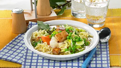 Nudelsuppe mit Putenfleisch Rezept - Foto: LECKER @ Bauer Media Group
