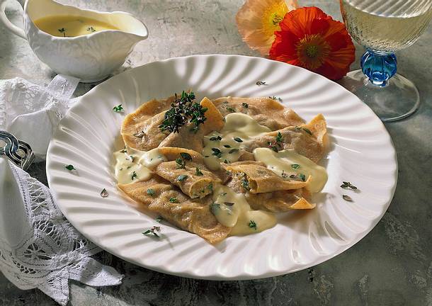 Nudeltaschen mit Auberginenfüllung und Thymian-Käse-Soße Rezept Nudeltaschen mit Auberginenfüllung und Thymian-Käse-Soße Rezept