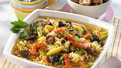 Nudeltopf mit Shiitake und Garnelen Rezept - Foto: LECKER @ Bauer Media Group