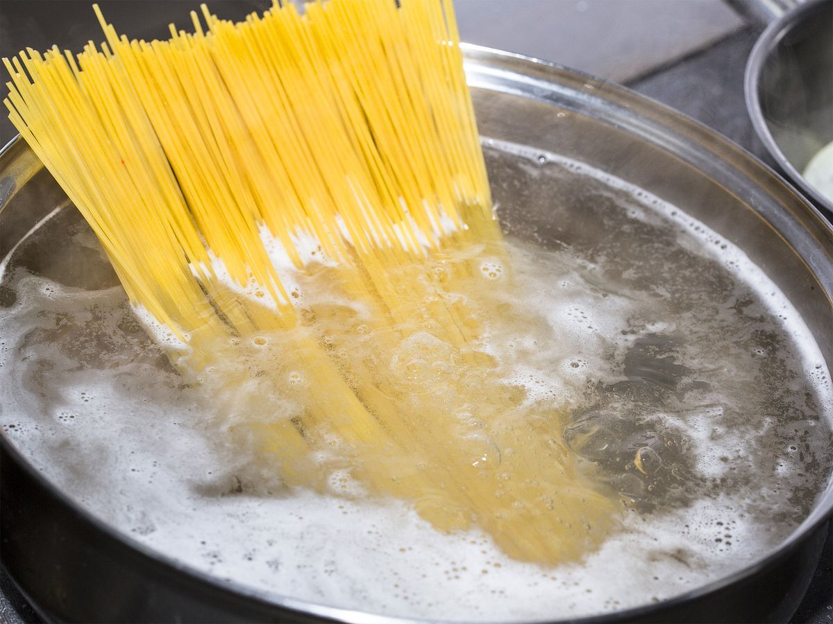 Spaghetti in kochendem Nudelwasser