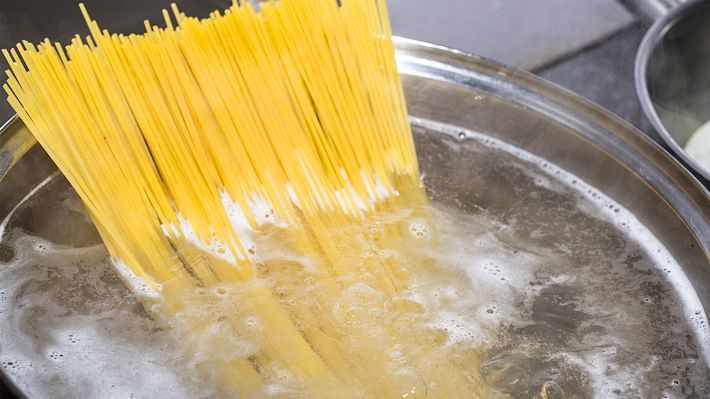 Spaghetti in kochendem Nudelwasser - Foto: Shutterstock, Lestertair