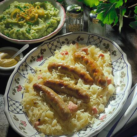 Nürnberger Bratwürste auf Sauerkraut Rezept