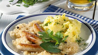 Nürnberger Rostbratwürstchen mit Riesling-Sauerkraut und Kartoffelmus Rezept - Foto: House of Food / Bauer Food Experts KG