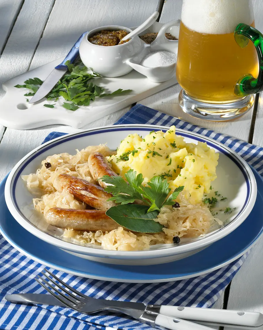 Nürnberger Rostbratwürstchen mit Riesling-Sauerkraut und Kartoffelmus Rezept