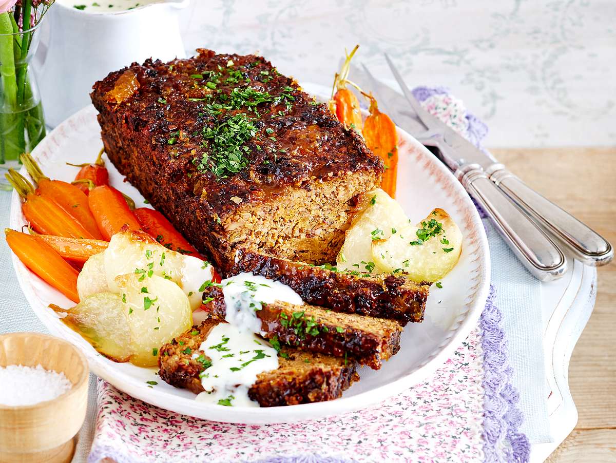 Nuss-Braten mit Käsesoße und Blechgemüse Rezept