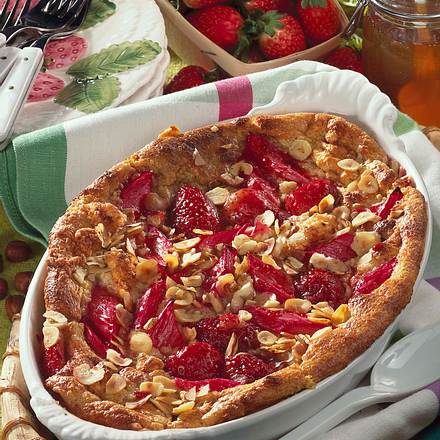 Nuss-Grieß-Auflauf mit Erdbeeren und Rhabarber Rezept Nuss-Grieß-Auflauf mit Erdbeeren und Rhabarber Rezept