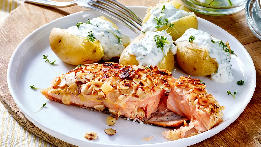 Nuss-Lachs mit Pellkartoffeln und Kräuterquark Rezept - Foto: LECKER @ Bauer Media Group Nuss-Lachs mit Pellkartoffeln und Kräuterquark Rezept - Foto: LECKER @ Bauer Media Group