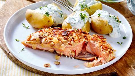 Nuss-Lachs mit Pellkartoffeln und Kräuterquark Rezept - Foto: House of Food / Bauer Food Experts KG