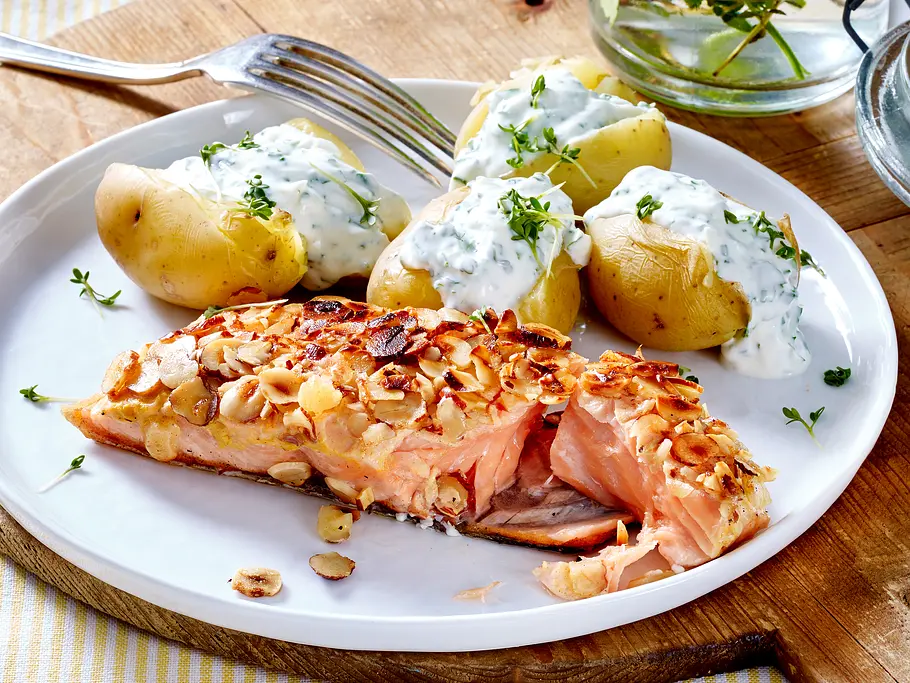 Nuss-Lachs mit Pellkartoffeln und Kräuterquark Rezept Nuss-Lachs mit Pellkartoffeln und Kräuterquark Rezept