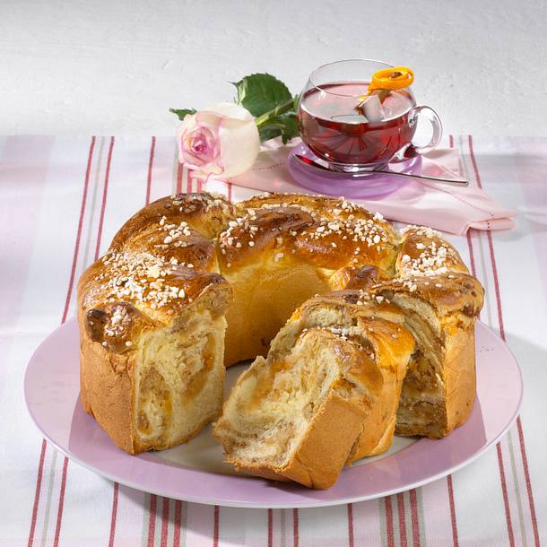 Nuss-Marzipan-Kranz Rezept Nuss-Marzipan-Kranz Rezept