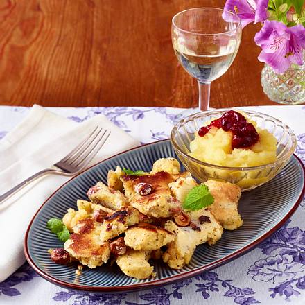 Nuss-Mohn-Schmarrn mit Apfel-Preiselbeer-Kompott Rezept Nuss-Mohn-Schmarrn mit Apfel-Preiselbeer-Kompott Rezept