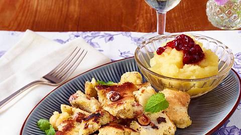 Nuss-Mohn-Schmarrn mit Apfelkompott Rezept - Foto: House of Food / Bauer Food Experts KG