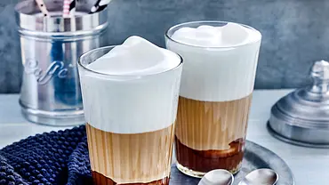 Nuss-Nougat-Macchiato mit Milchschaum in 2 Gläsern - Foto: LECKER @ Bauer Media Group Nuss-Nougat-Macchiato mit Milchschaum in 2 Gläsern - Foto: LECKER @ Bauer Media Group