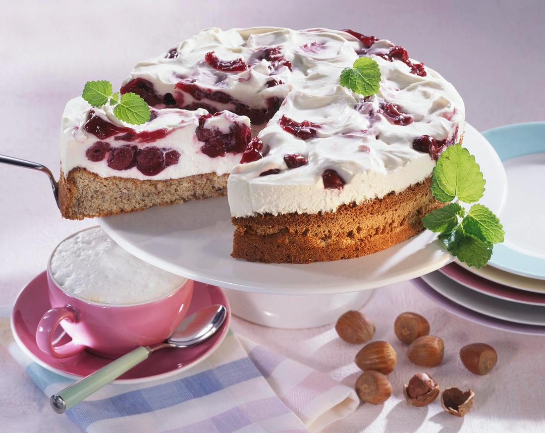 Nuss-Quark-Sahnetorte Rezept | LECKER