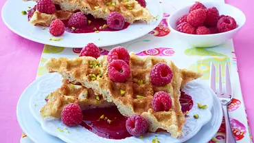 Nuss-Waffel auf einem Himbeerspiegel Rezept - Foto: LECKER @ Bauer Media Group Nuss-Waffel auf einem Himbeerspiegel Rezept - Foto: LECKER @ Bauer Media Group