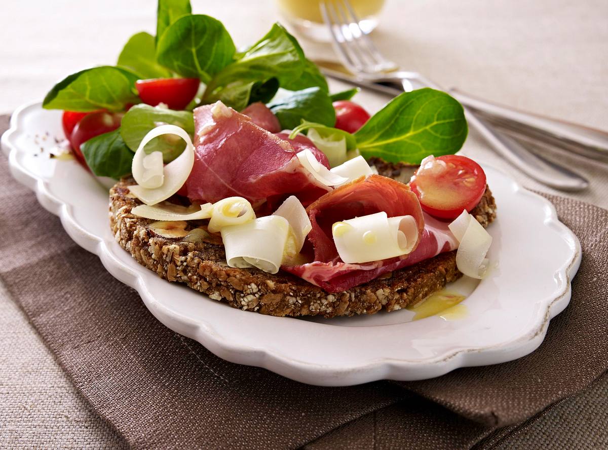 Nussbrot-Happen mit Schinken und Salat Rezept