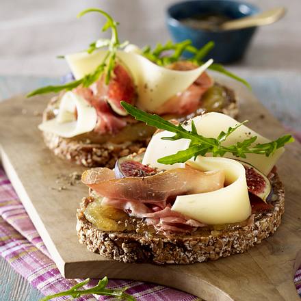 Nussbrot mit Schinken, Käse und Feigensenf Rezept