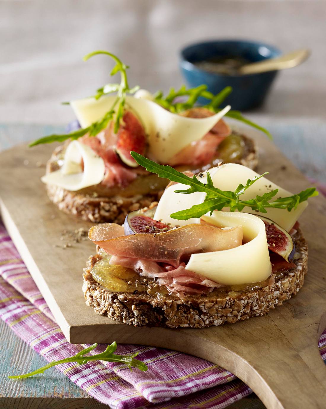 Nussbrot mit Schinken, Käse und Feigensenf Rezept | LECKER