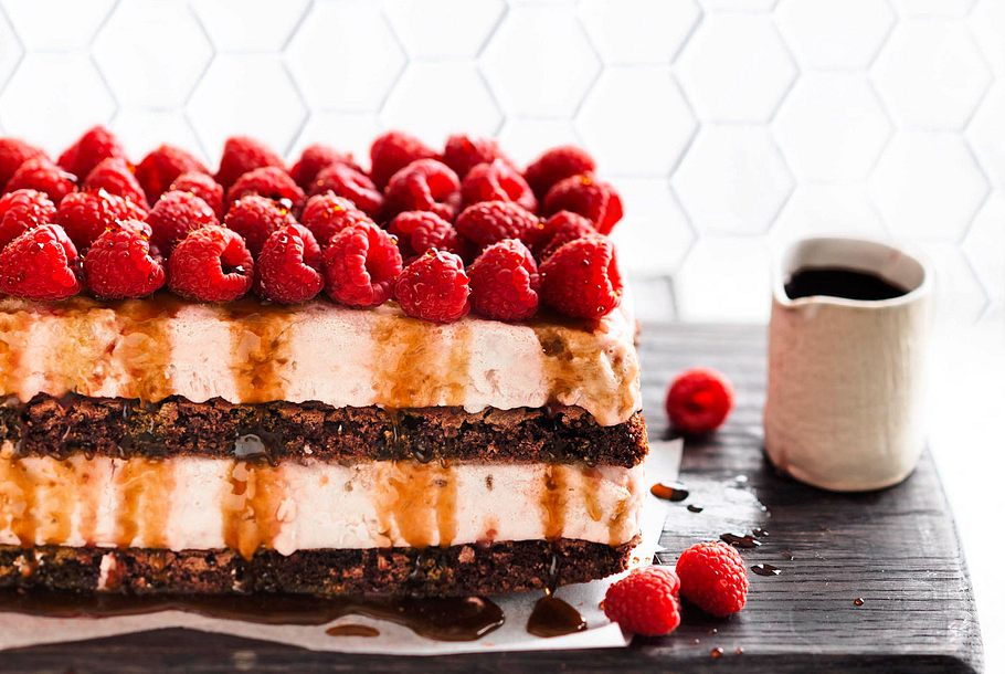 Nussig-schokoladige Honigeis-Torte Rezept