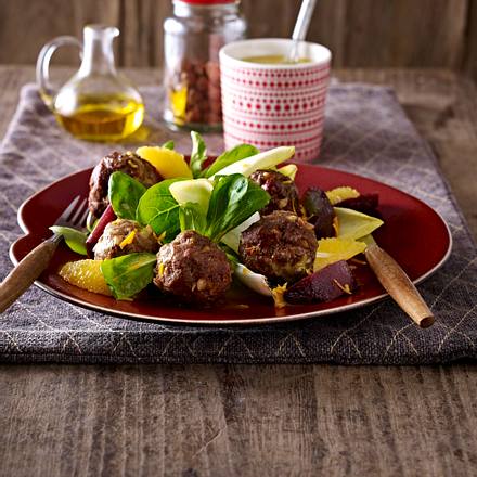 Nussige Hackbällchen mit Winter-Salat Rezept Nussige Hackbällchen mit Winter-Salat Rezept