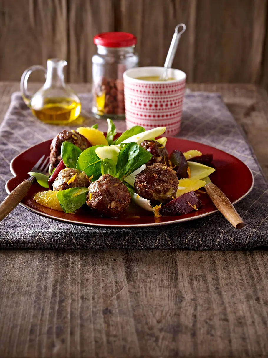 Nussige Hackbällchen mit Winter-Salat Rezept Nussige Hackbällchen mit Winter-Salat Rezept