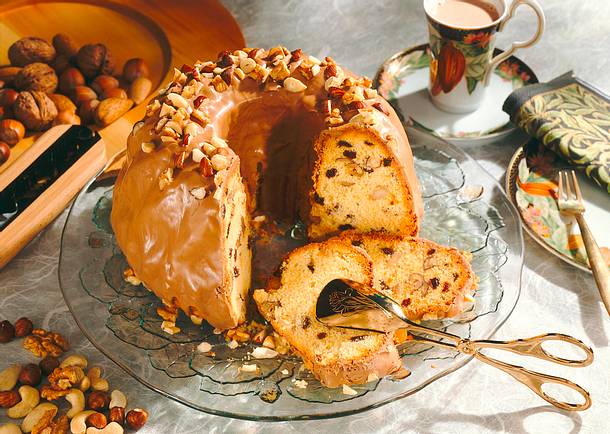 Nussiger Napfkuchen mit Haselnussglasur Rezept Nussiger Napfkuchen mit Haselnussglasur Rezept