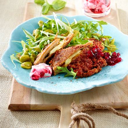 Nussiges Austernpilz Cordon bleu mit grünem Salat und zweierlei Preiselbeer-Soßen Rezept Nussiges Austernpilz Cordon bleu mit grünem Salat und zweierlei Preiselbeer-Soßen Rezept
