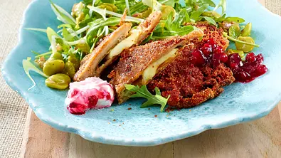 Nussiges Austernpilz Cordon bleu mit grünem Salat und zweierlei Preiselbeer-Soßen Rezept - Foto: LECKER @ Bauer Media Group