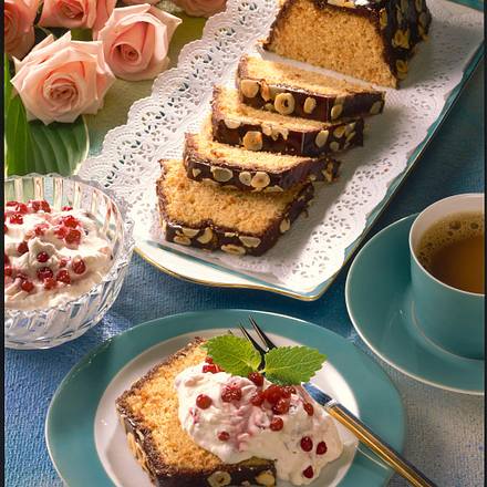 Nusskuchen mit Preiselbeer-Sahne Rezept Nusskuchen mit Preiselbeer-Sahne Rezept