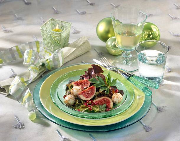 Nusskugeln und Feigen auf Salat Rezept