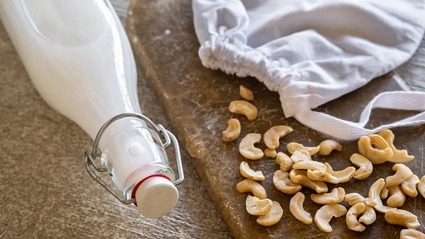 Nussmilchbeutel zum Herstellen von Nussmilch - Foto: Space_Cat / iStock