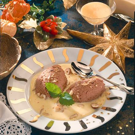 Nussmousse mit Eierlikörsahne Rezept Nussmousse mit Eierlikörsahne Rezept