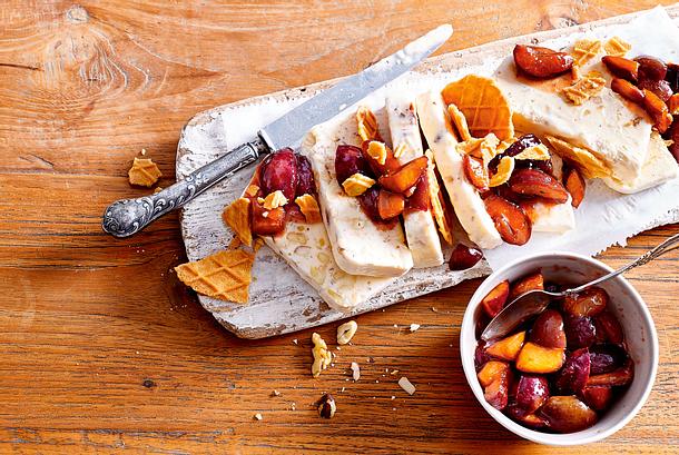 Nussparfait mit Zwetschenglück Rezept Nussparfait mit Zwetschenglück Rezept
