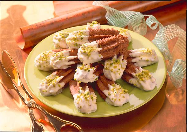 Nussstangen mit weißer Kuvertüre Rezept Nussstangen mit weißer Kuvertüre Rezept
