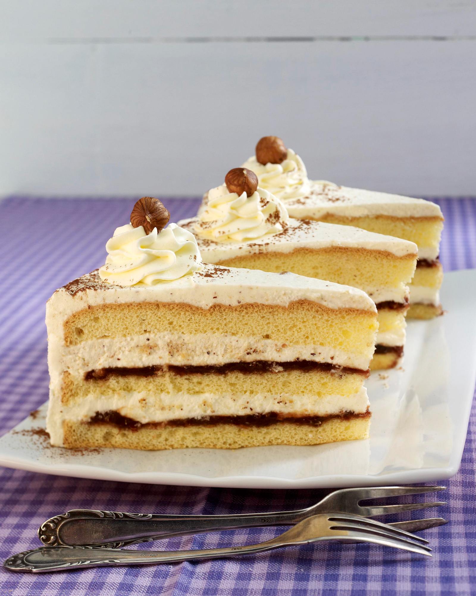 Nusstorte mit Pflaumenmus Rezept | LECKER