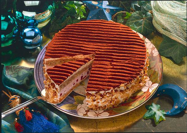 Nusstorte mit Preiselbeersahne Rezept Nusstorte mit Preiselbeersahne Rezept