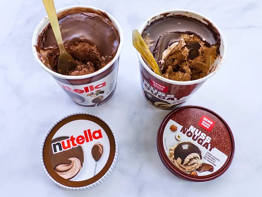 Topshot auf das Original-Nutella-Eis (links) im Vergleich zum günstigen Nuss-Nougat-Eis von REWE Beste Wahl (rechts) daneben.