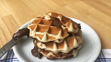 Nutellabrötchen aus dem Waffeleisen - so gehts - Foto: LECKER.de