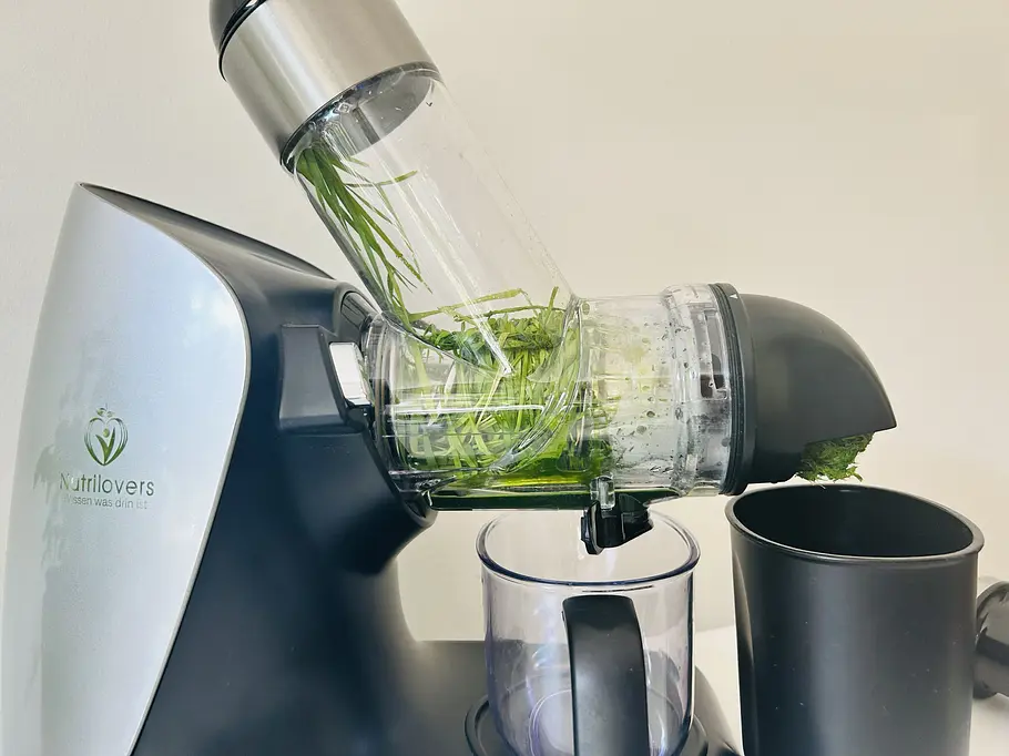 Seitliche Ansicht des Green-Press Max mit Weizengras Seitliche Ansicht des Green-Press Max mit Weizengras