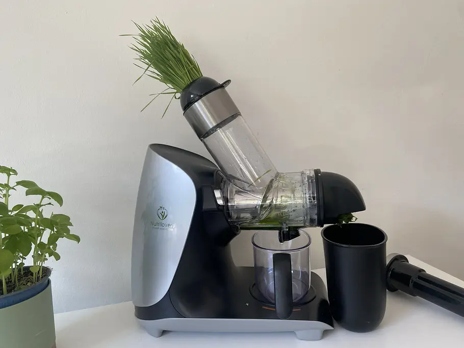 Seitliche Ansicht des Green-Press Max mit Weizengras Seitliche Ansicht des Green-Press Max mit Weizengras