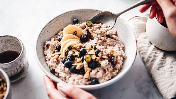 Oatmeal für jeden Geschmack: Die vielfältigen Zubereitungsarten machen Haferflocken so beliebt. - Foto: iStock