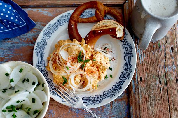 Obatzda mit Brezn und Rettich-Schnittlauch-Salat Rezept Obatzda mit Brezn und Rettich-Schnittlauch-Salat Rezept