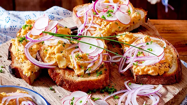 Obatzter Crostini mit Radieschen, feinen roten Zwiebelringen und Schnittlauch belegt. - Foto: LECKER @ Bauer Media Group Obatzter Crostini mit Radieschen, feinen roten Zwiebelringen und Schnittlauch belegt. - Foto: LECKER @ Bauer Media Group