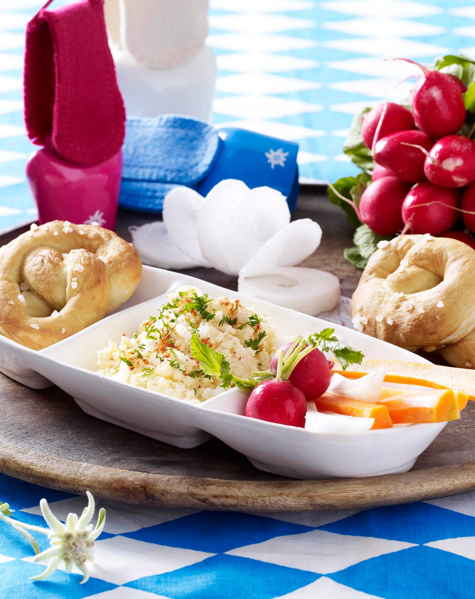 Obazda mit Mini-Brezeln und Gemüsesticks Rezept | LECKER